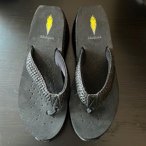 Volatile sandals black size 9